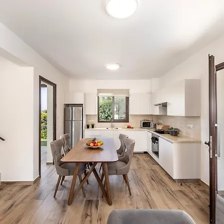 بيت للعطل Ionion H30 *